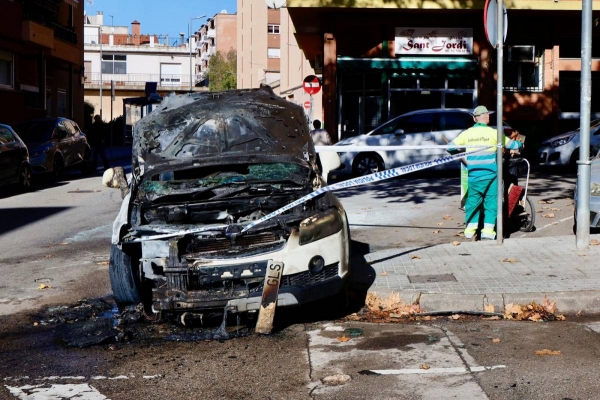 VÍDEO | Aparatós incendi d'un cotxe al mig del carrer a plena llum del dia a Sabadell 