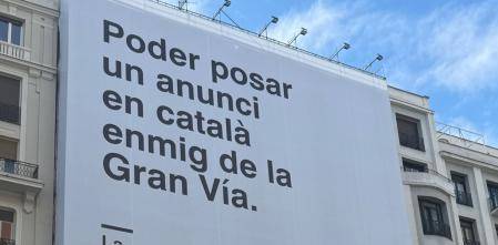 Del «photoshop» de la CUP a la coïssor del PP: reaccions contraposades a la pancarta en català a Madrid