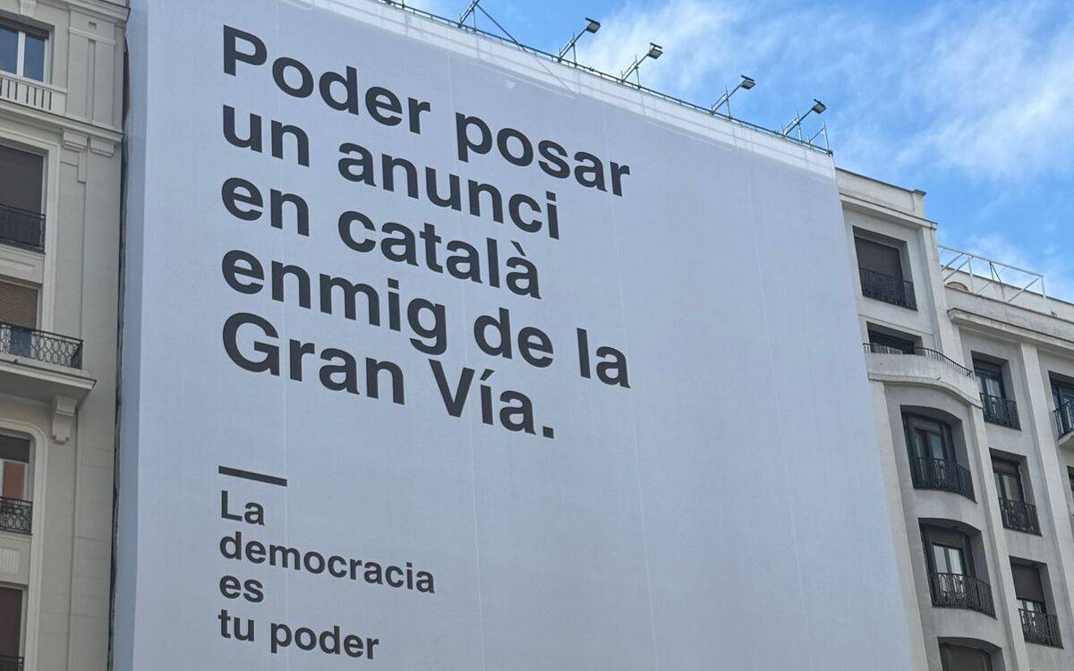 Del «photoshop» de la CUP a la coïssor del PP: reaccions contraposades a la pancarta en català a Madrid