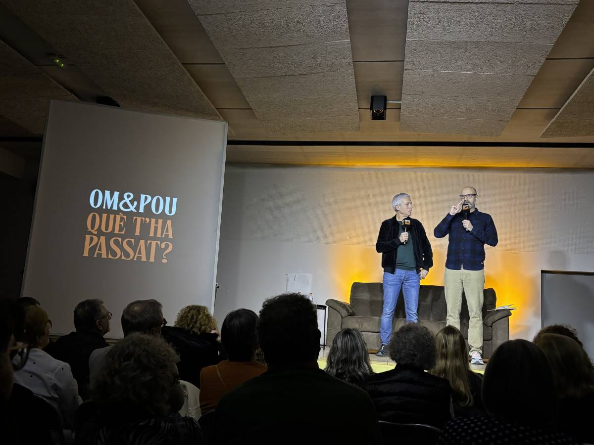 El pòdcast «Què t’ha passat?» omple la sala polivalent de Sant Climenç amb humor i complicitat