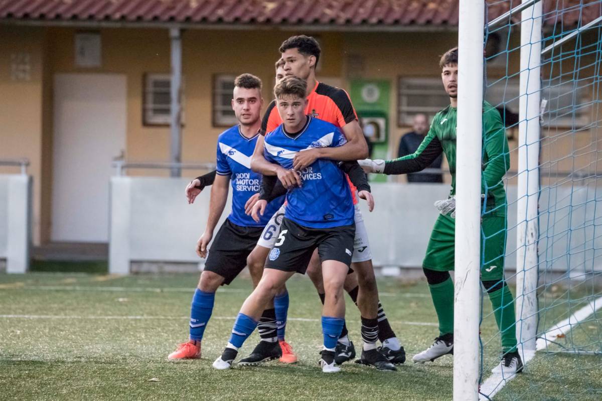 l'Àngel i el Sergi Vendrell en un servei de córner favorable. Foto de Víctor Pisa - 