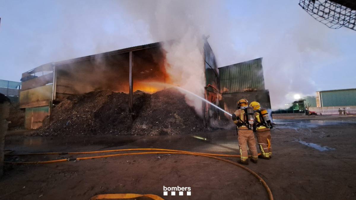 Dotze dotacions de Bombers treballen en l'extinció d'un incendi en una nau de Castellbisbal