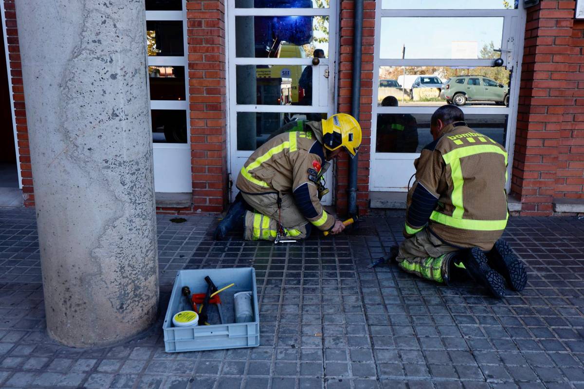 Els Bombers treballen per una olla al foc en un pis de Sabadell - Juanma Peláez