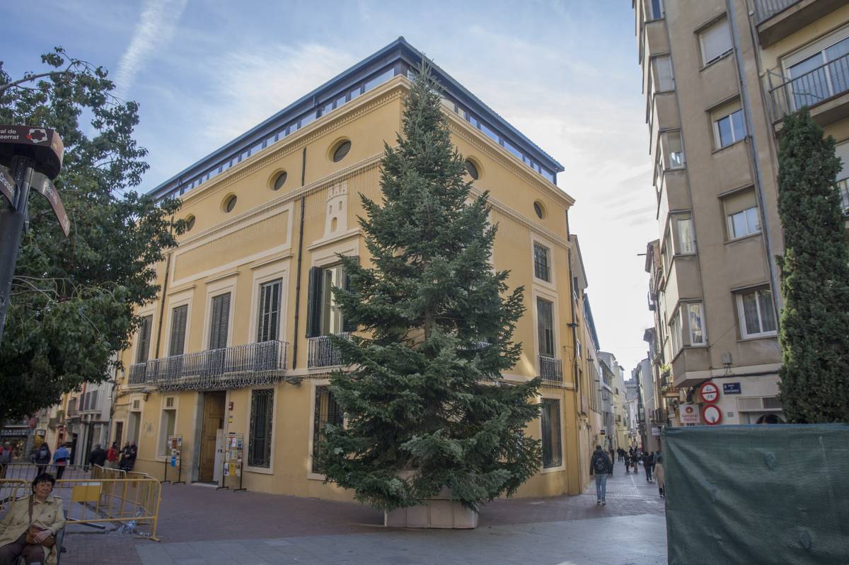 Ja ha arribat l'arbre de Nadal a Terrassa