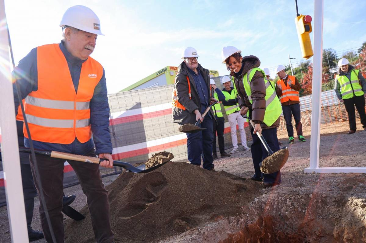 Primera pedra dels futurs habitatges protegits de Can Gambús - VÍCTOR CASTILLO Primera pedra dels futurs habitatges protegits de Can Gambús