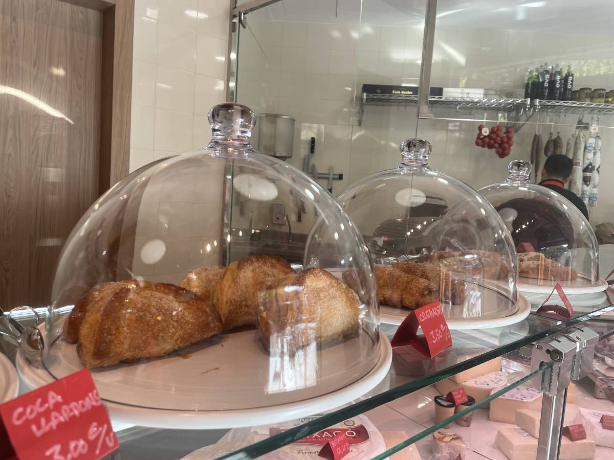 Els primers dolços exposats a la Xarcuteria Pamb