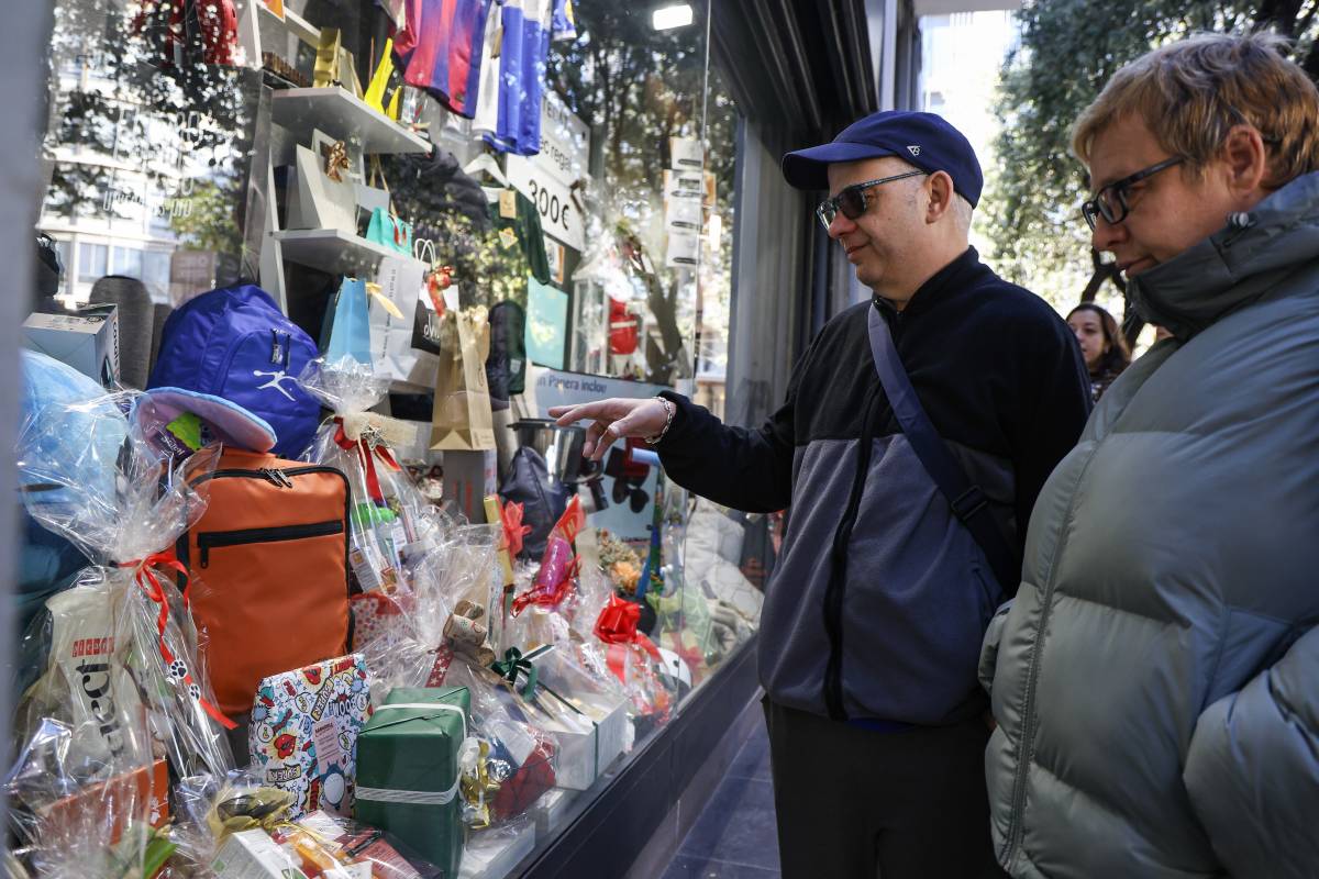 Membres de la Fundació mirant l`aparador del Xeviot