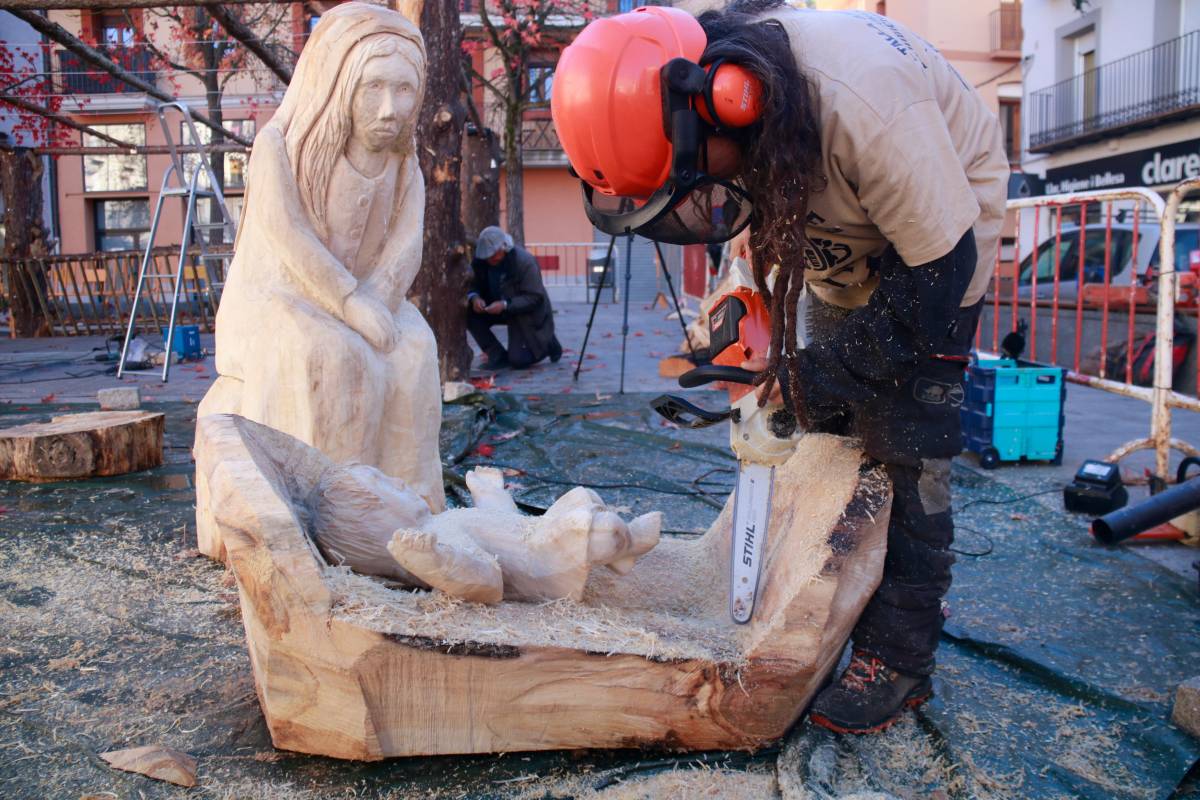 Construeixen a Campdevànol un pessebre a escala real amb fusta de boscos de la zona