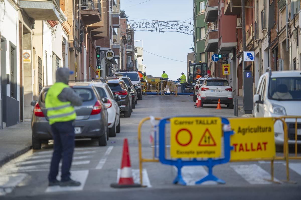 Comencen les obres de millora del paviment del carrer de Colom entre Bages i la carretera de Montcada