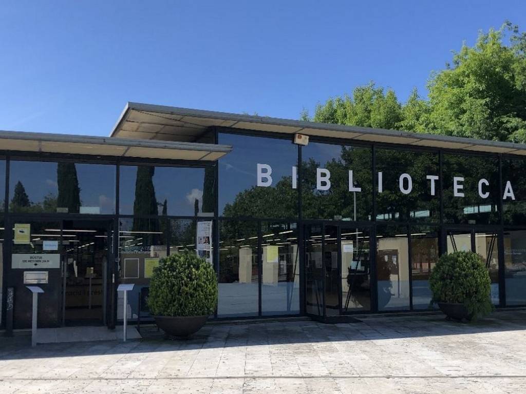 Reobre la Biblioteca Central a Sant Cugat
