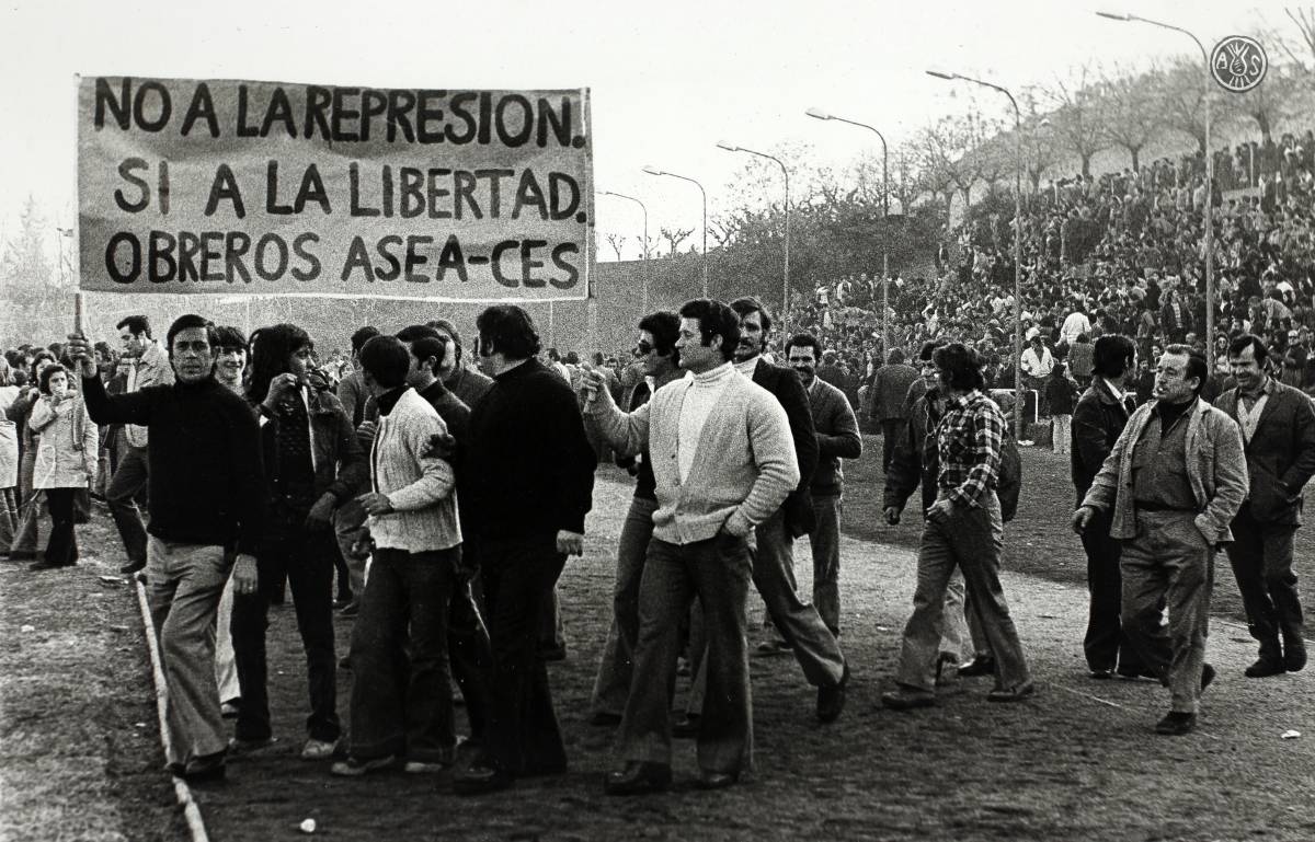 Concentració a les Pistes d’Atletisme durant la vaga general, el 1976  - arxiu històric de sabadell