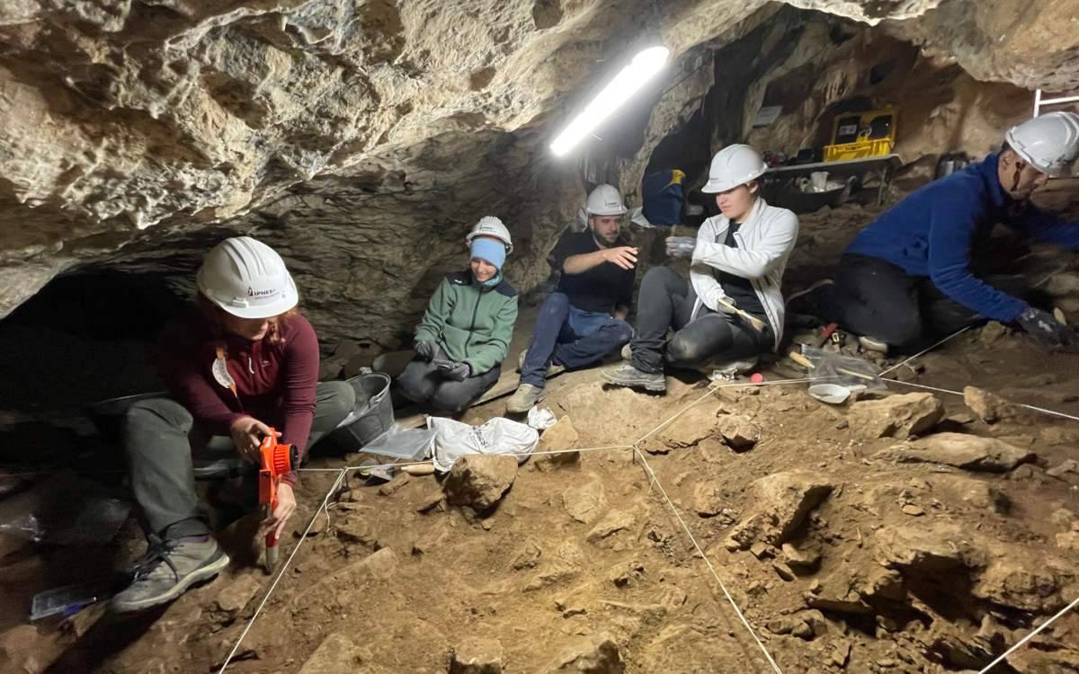 Modelen amb làser 3D les restes prehistòriques de la Cova dels Xaragalls de Vimbodí i Poblet