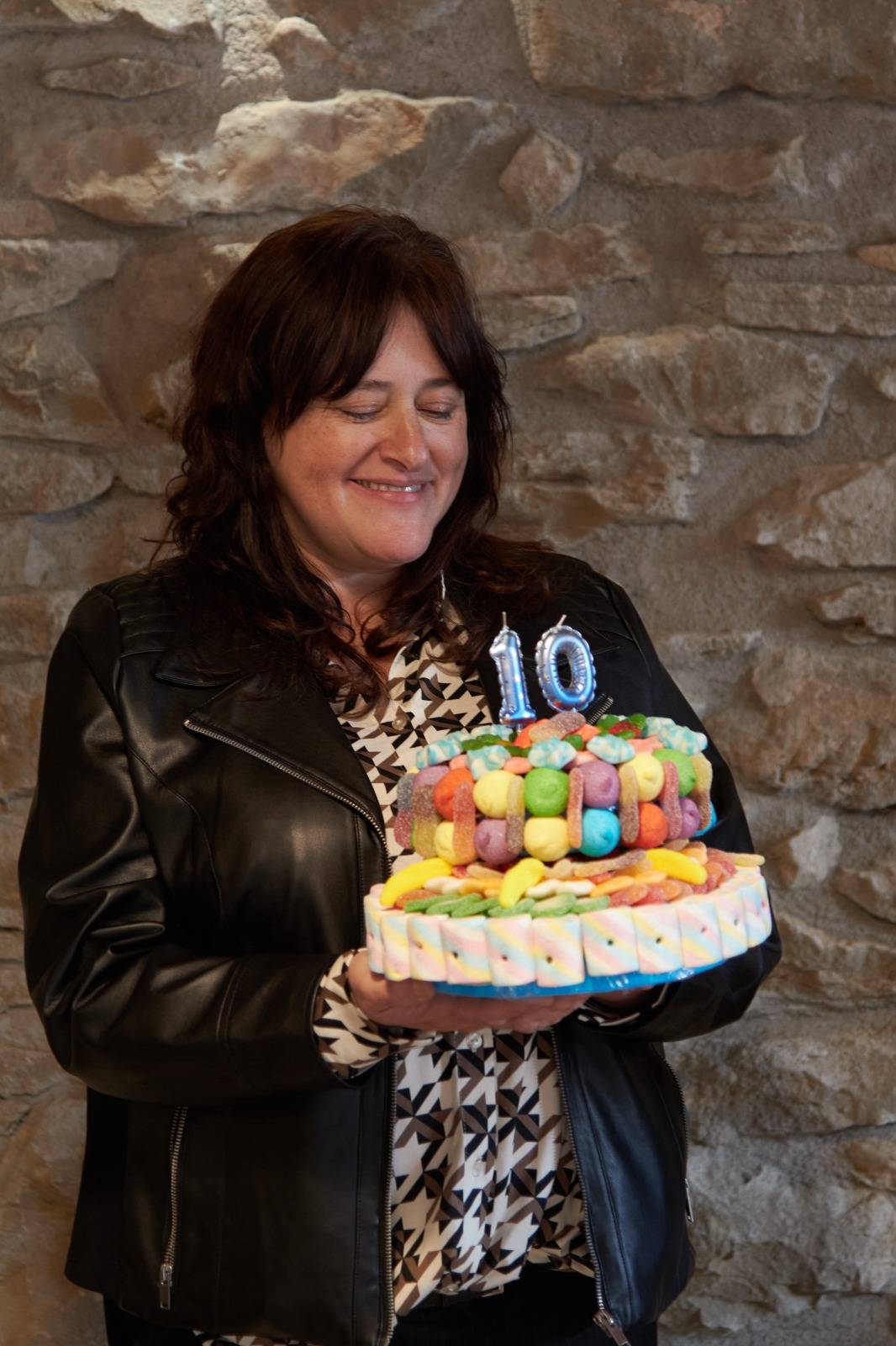 La directora de l`Agència, Glòria Domínguez, amb el pastís d`aniversari - La directora de l`Agència, Glòria Domínguez, amb el pastís d`aniversari