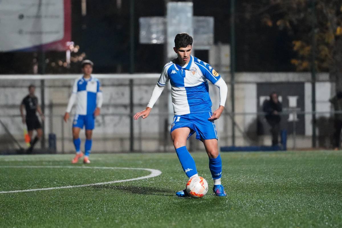 Alonso Zamora fent una passada al duel de Copa Catalunya