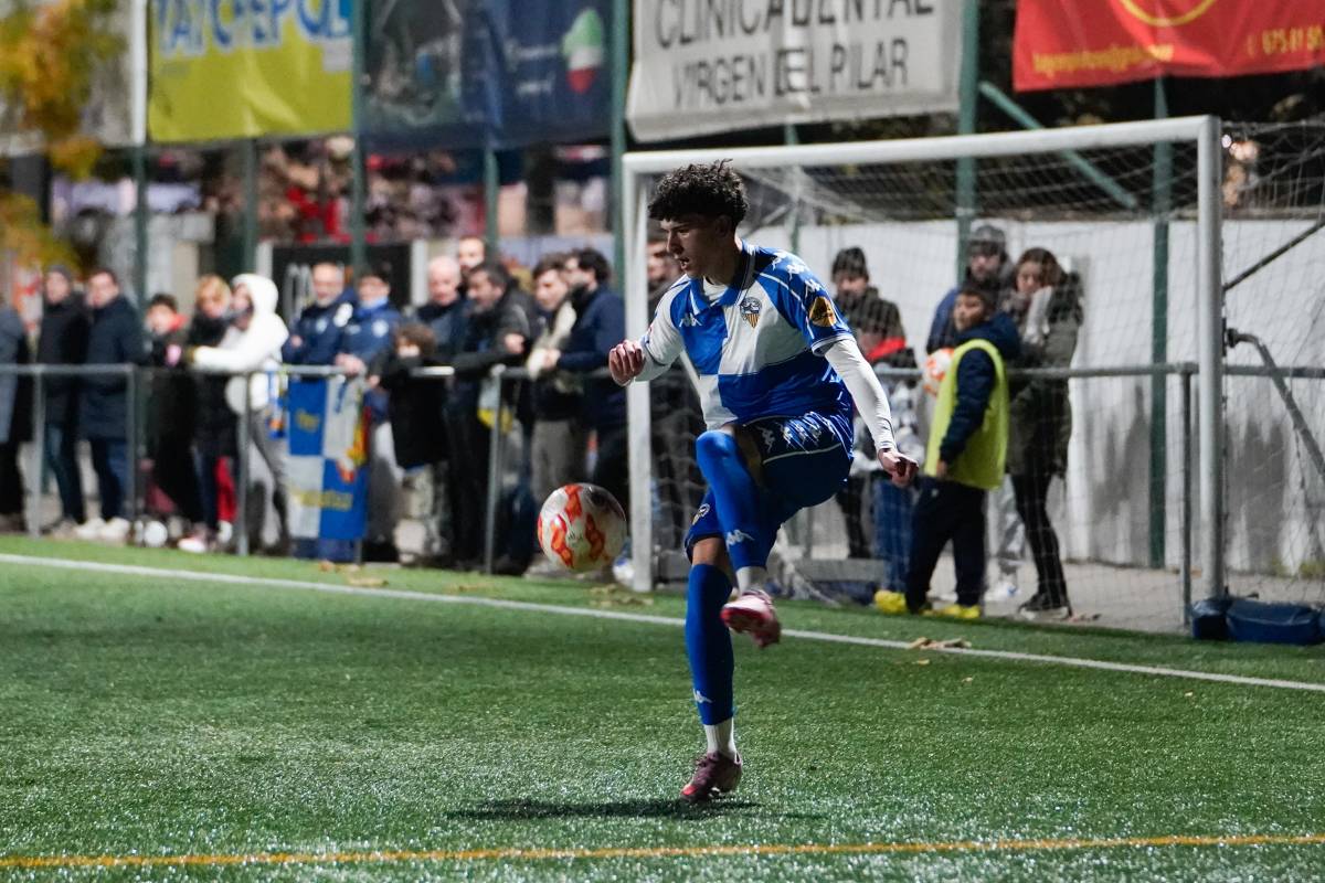 Fran Rivera en una acció del partit contra el Ripollet