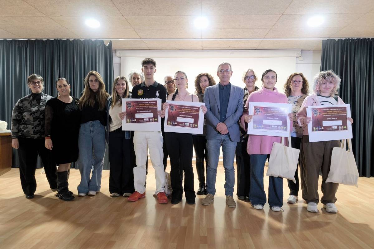 El tinent d'alcalde, amb els alumnes guardonats - 
