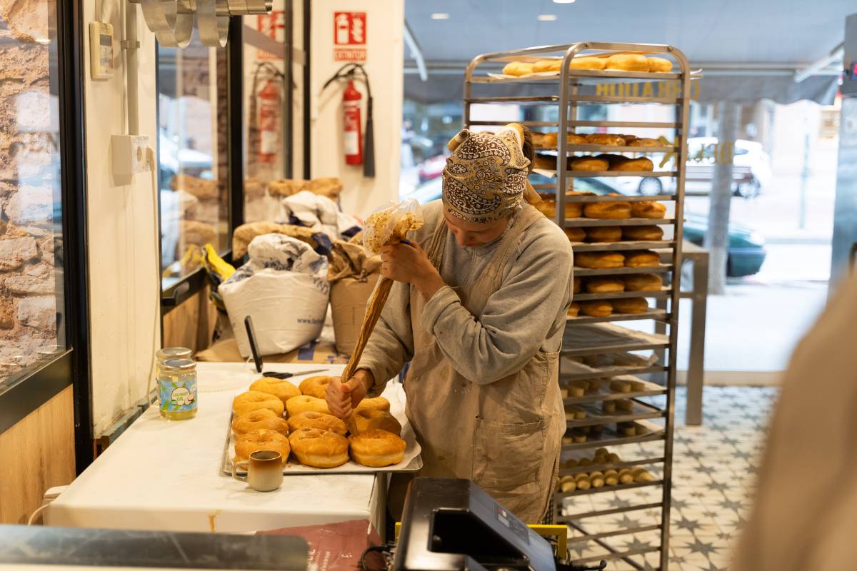 Elaboració dels dònuts a Delikatessen