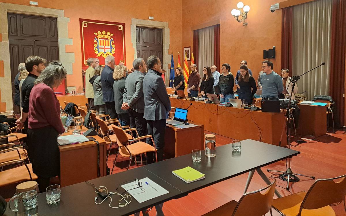 La regidora de Vox abandona el ple de Manresa per no fer el minut de silenci contra els darrers feminicidis