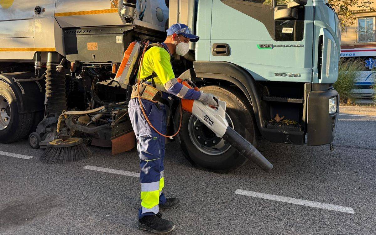 Reus intensifica el dispositiu especial de recollida de fulles als carrers