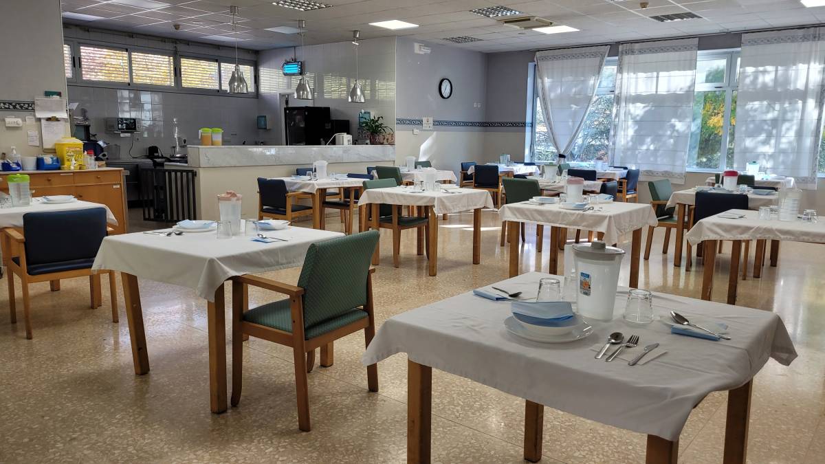 El menjador de la residència Sant Bernabé, amb les taules parades pel dinar - Lídia López El menjador de la residència Sant Bernabé, amb les taules parades pel dinar