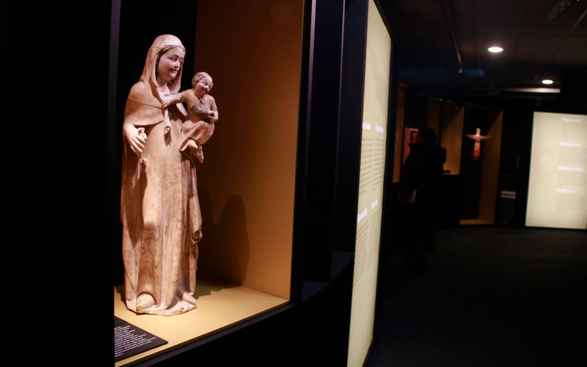 Una escultura present a l`exposició «Instruments de l`Ànima» del Museu d`Art Medieval de Vic (MEV).