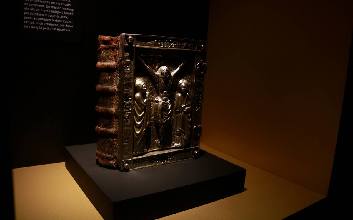 Un evangeli amb cobertes d`argent de l`exposició «Instruments de l`Ànima» del Museu d`Art Medieval de Vic (MEV).