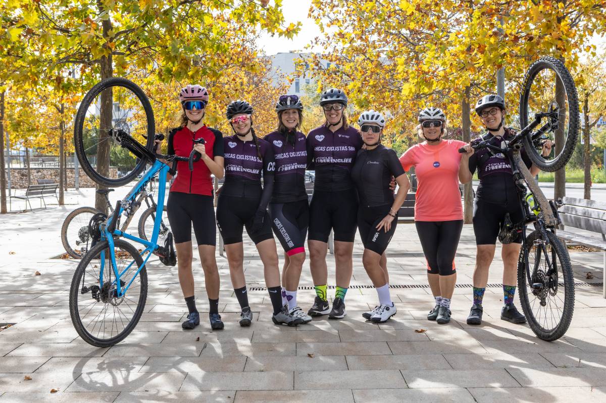 Les dones ciclistes, després d`una trobada - Juanma Peláez Les dones ciclistes, després d`una trobada