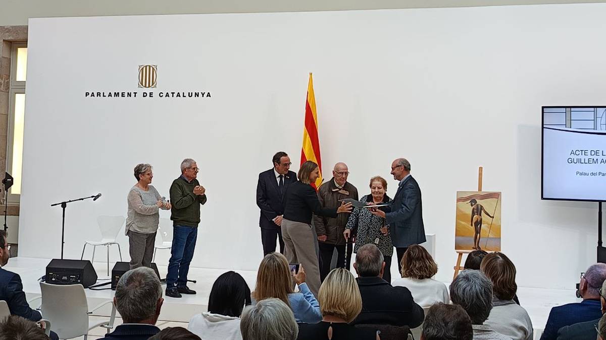 La «flama contra el feixisme» signa la pau entre Guillem Agulló i el Govern