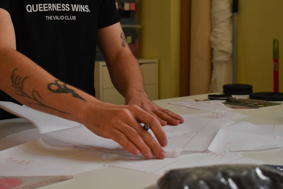 Pla detall de les mans de Marc Aleixandri mentre treballa