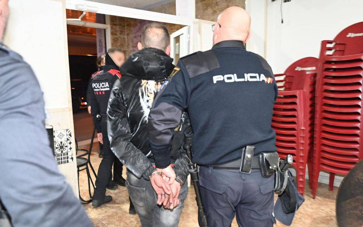 Operatiu policial en dos bars del Vendrell: sis detinguts, 20 denúncies per drogues i desenes d'identificats