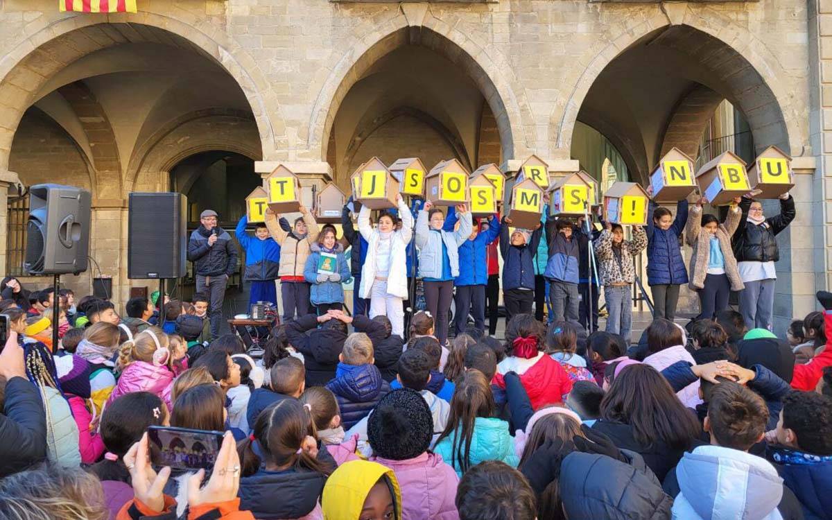 La Setmana dels Drets dels Infants omple la plaça Major amb una gran tribu de 450 escolars