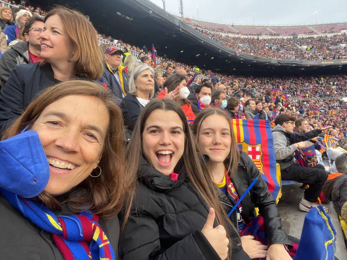 L`Anna Coll i les seves filles al Camp Nou.