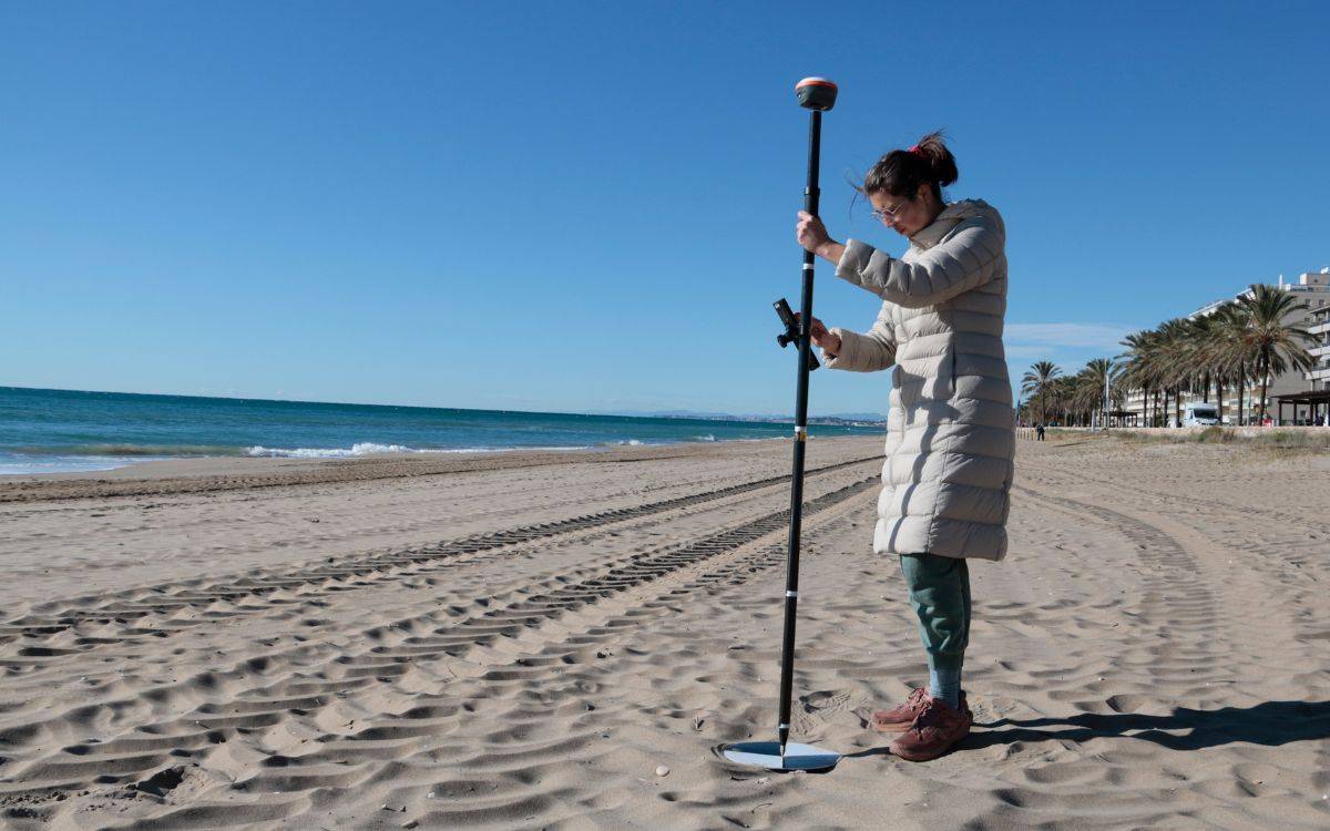 Instal·len captadors eòlics a la platja de Calafell per afavorir el manteniment de les dunes