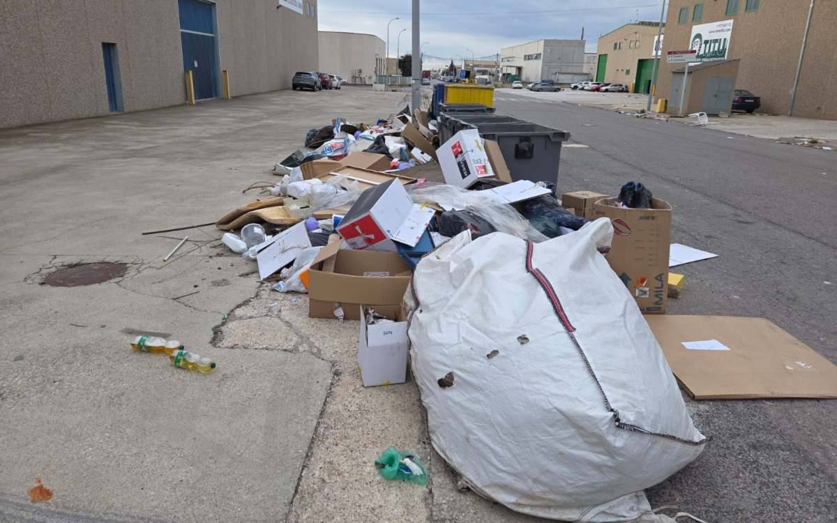 Els empresaris del Polígon Industrial de Valls denuncien una greu degradació de la zona amb acumulació de brutícia i residus 