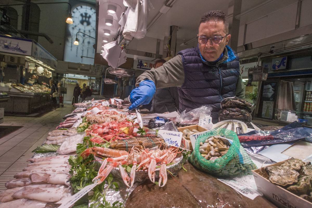 Avançar-se al Nadal, estalviar i omplir congeladors: "Tot puja, hi ha massa gent i moltes presses"