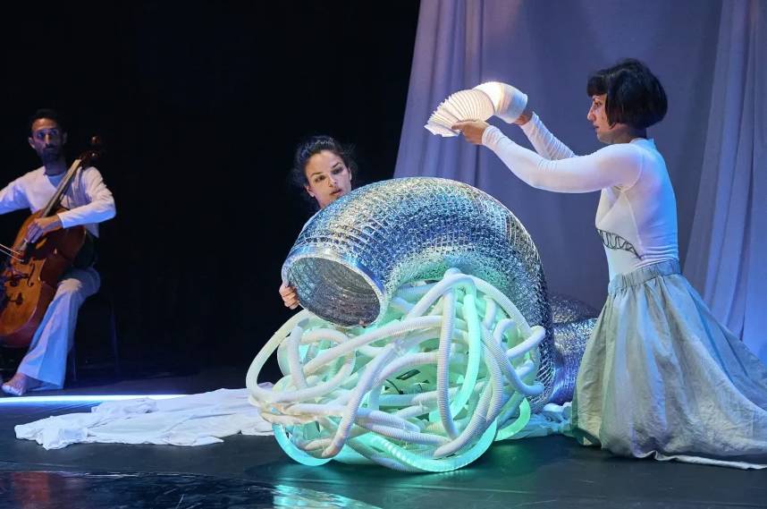 Com explicar a un infant que les accions tenen conseqüències? “Amb dansa, llum i música”