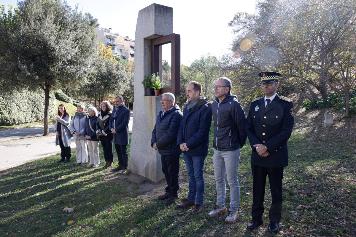 Minut de silenci en el monument per les víctimes del terrorisme de Terrassa pels 25 anys de l'assassinat d'Ernest Lluch - Lluís Clotet