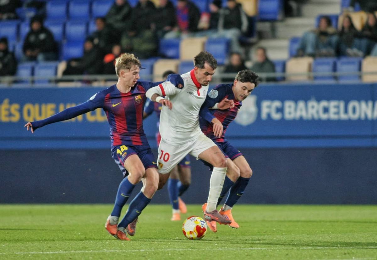 Una acció ofensiva de Guti entre dos jugadors del Barça Atlètic - Nebridi Aróztegui