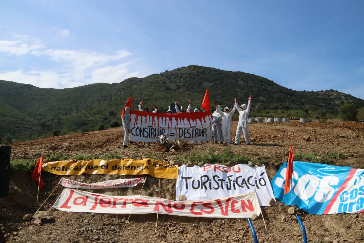 Una imatge dels activistes a la Costa Brava. - ACN