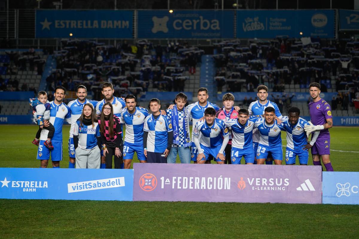 L`onze del Centre d`Esports davant del Sevilla