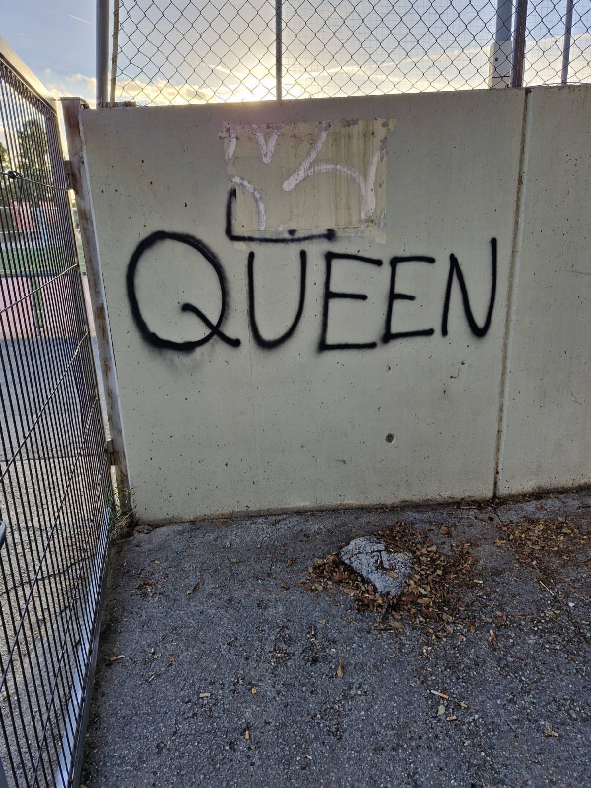 Indignació veïnal a Can Rull per la desaparició d’una placa en homenatge a Miguel Ortiz