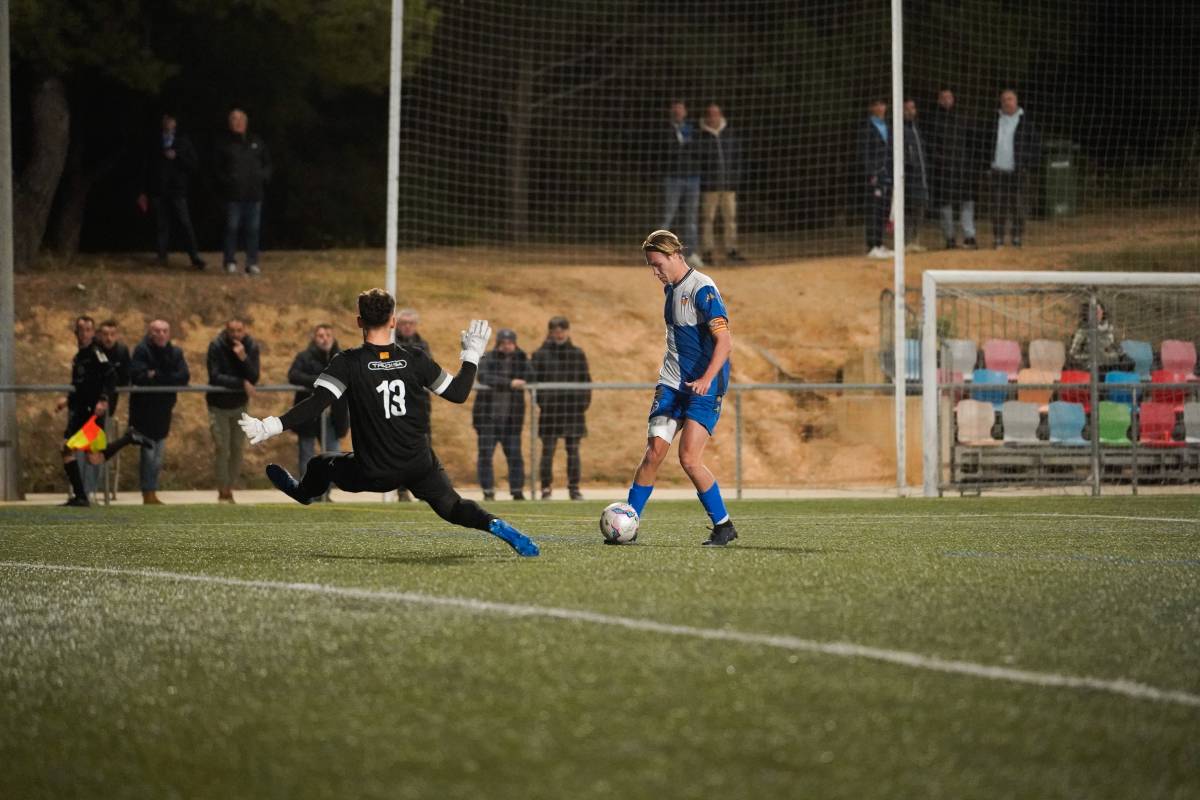 Adri González va tenir la millor ocasió del primer temps - David Chao Adri González va tenir la millor ocasió del primer temps
