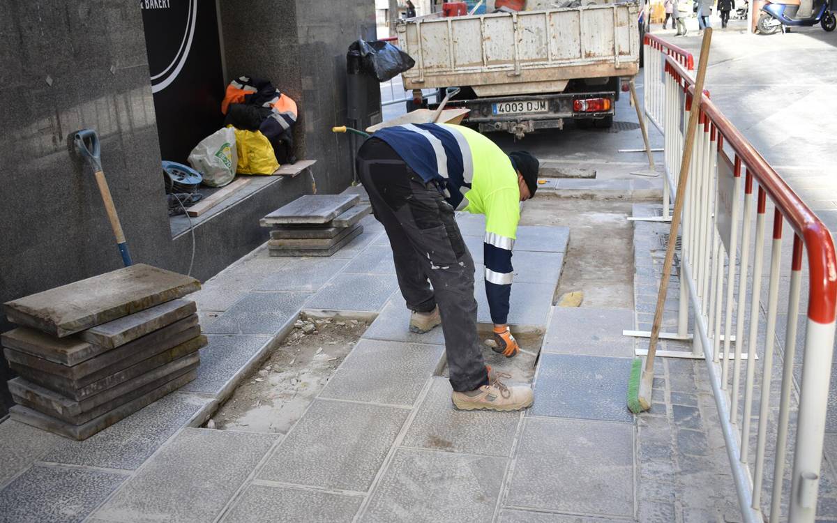 L'Ajuntament inicia treballs de substitució de rajoles al Centre Històric i al Passeig