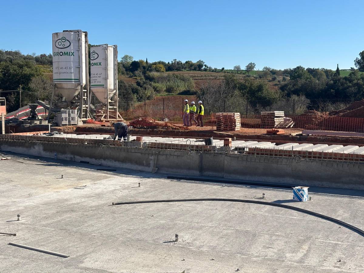 Obres a piscines d'estiu en ple hivern