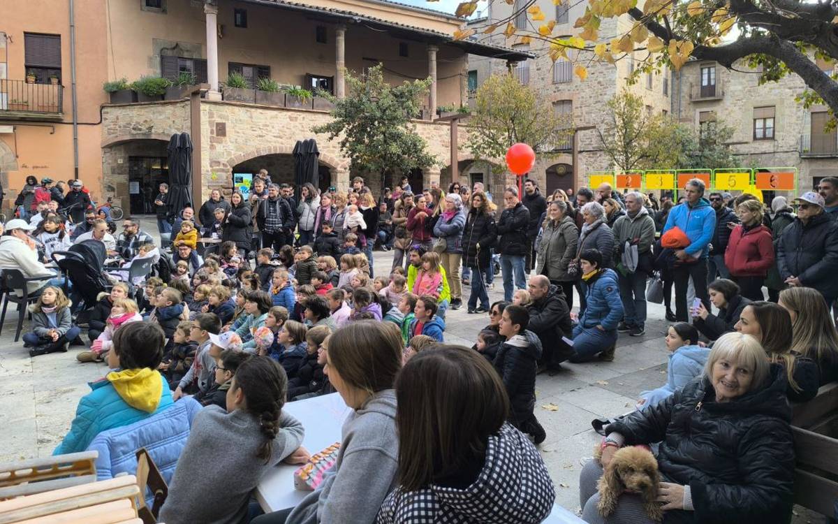 Desenes d'infants gaudeixen del Dia dels Drets dels Infants a Santpedor