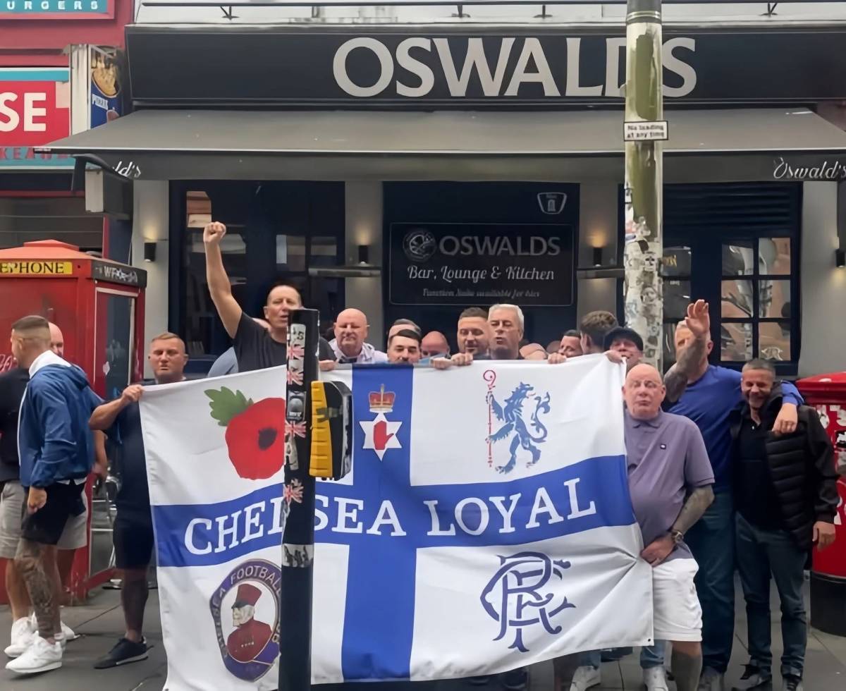 Aficionats d’extrema dreta del Chelsea exhibeixen simbologia militar i lleialista - @casualsdirect