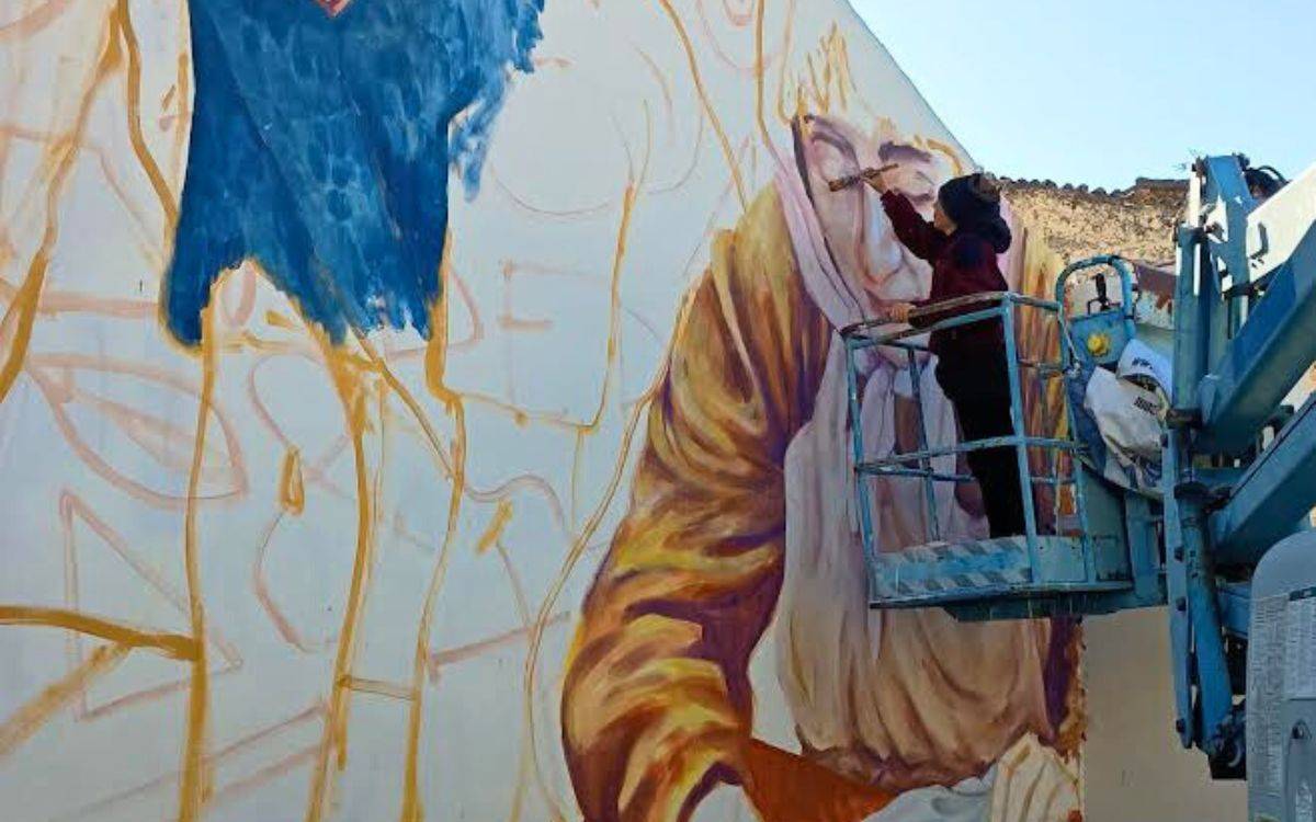 Dera Wells pinta un mural en homenatge a les dones rentadores de Cambrils
