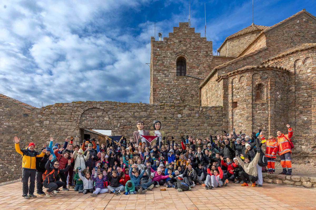 FOTOS | La Trepa i La Teranyina celebren el 40è aniversari de la pujada del pessebre a la Mola