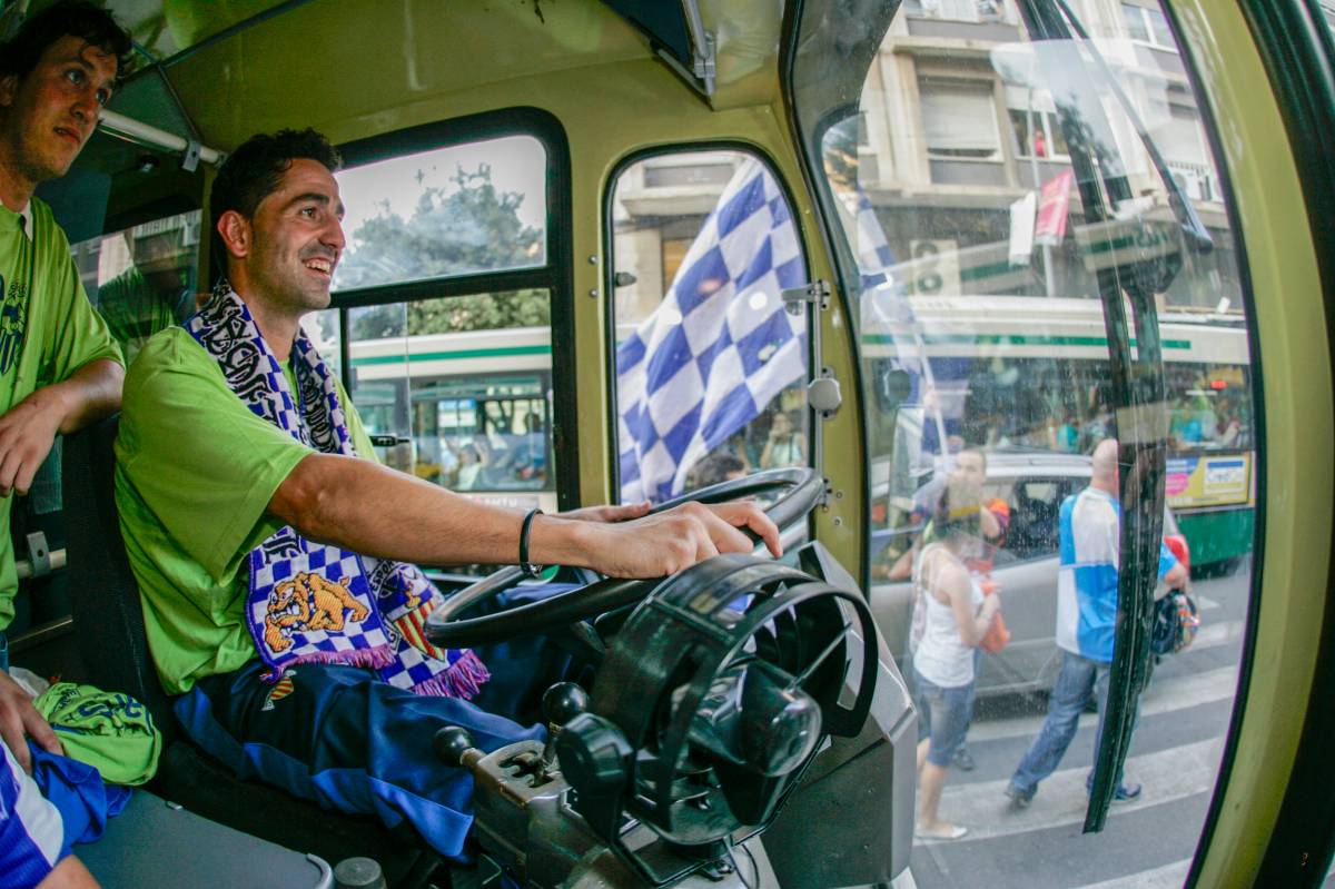 El Juanje conduint l`autobús a la rua de l`ascens la temporada 2006/07