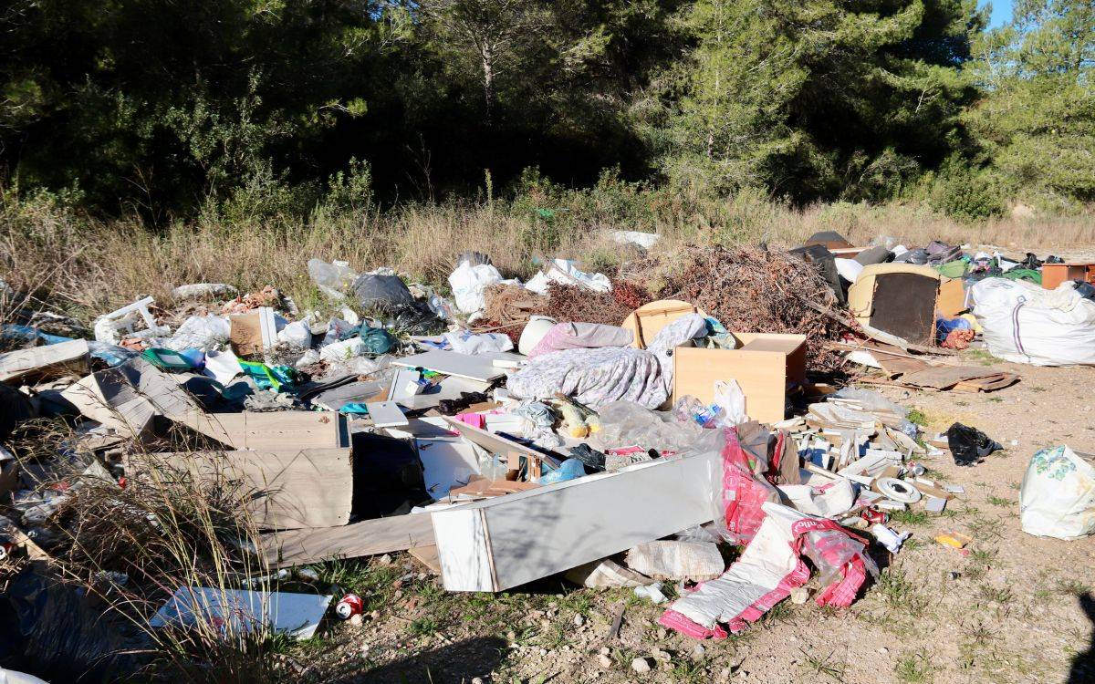 L'Ajuntament de Cunit posa setge als abocaments incontrolats en zones boscoses amb un dron